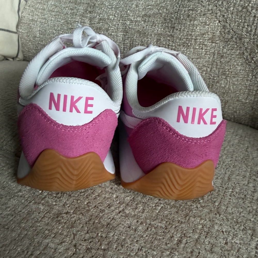 Nike Women’s Pacific Pink Sneakers Size 10 - Picture 2 of 4